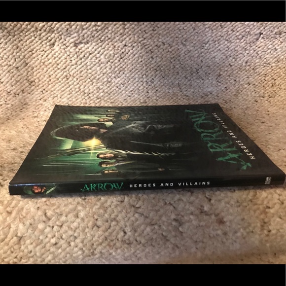 Book (Softback): Arrow; Heroes and Villains - Picture 2 of 12